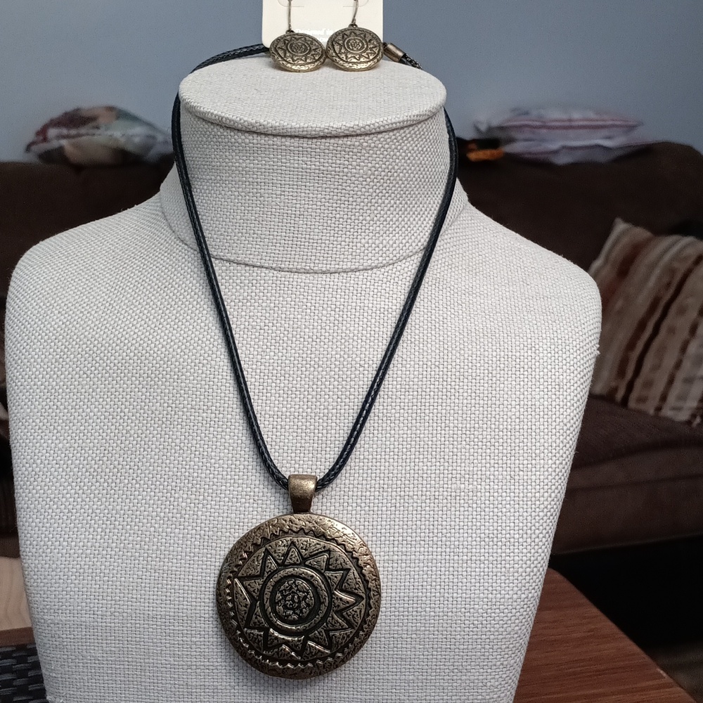 Sunflower Tribal Goldtone Pendant Necklace Set 🌻